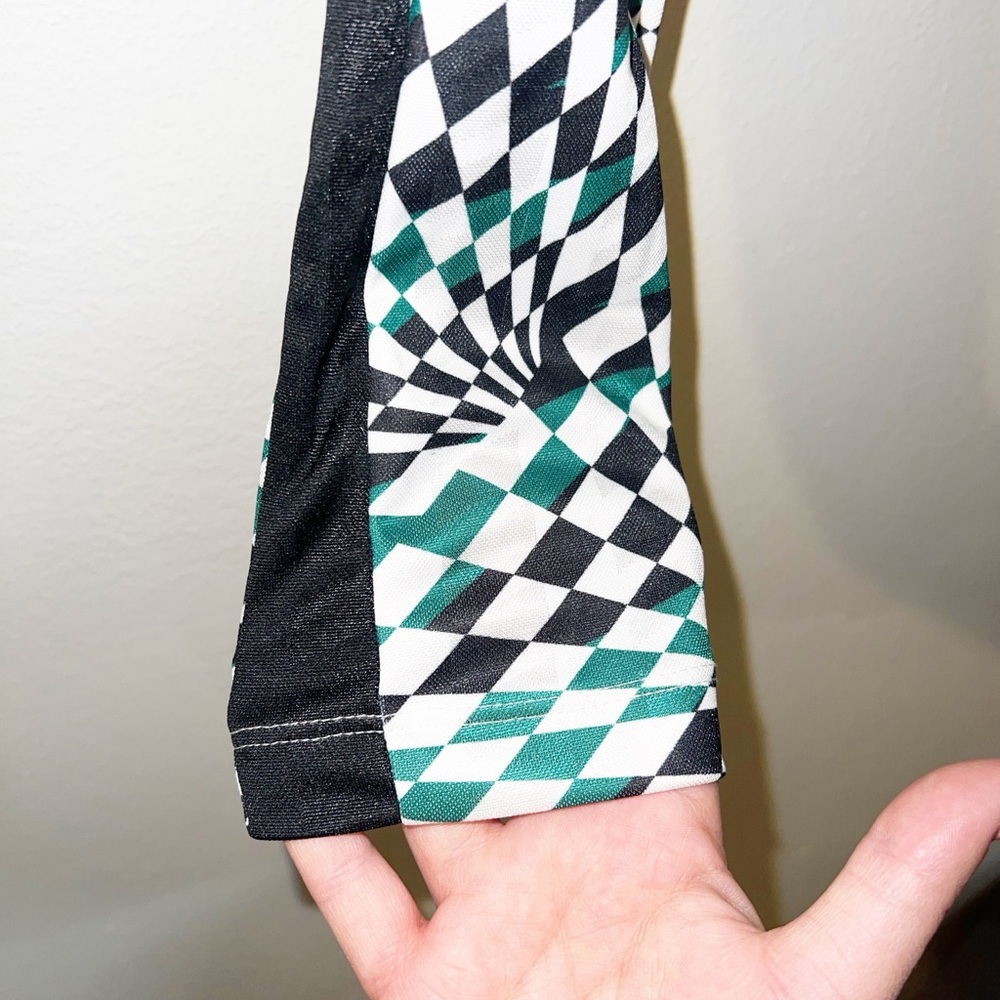 Nike sportswear geometric checkered green black and white long sleeve crop tee - Picture 4 of 10